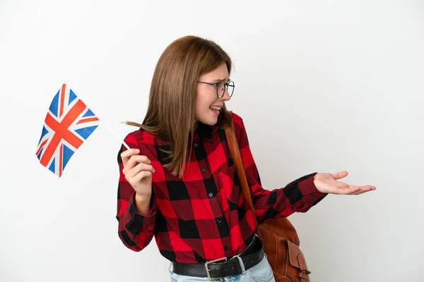 Mladá Žena Drží Vlajku Spojeného Království Izolované Modrém Pozadí Překvapivým — Stock fotografie