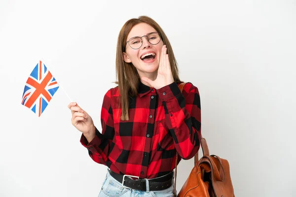 Mladá Žena Drží Vlajku Spojeného Království Izolované Modrém Pozadí Křičí — Stock fotografie