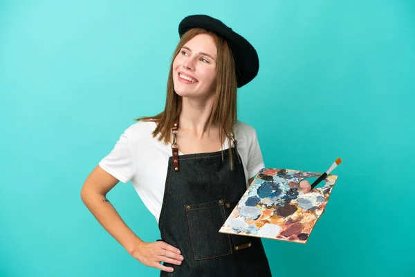 Młoda Artystka Angielski Kobieta Trzyma Paletę Odizolowanych Niebieskim Tle Pozowanie — Zdjęcie stockowe