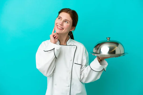 Junge Köchin Mit Tablett Isoliert Auf Blauem Hintergrund Denkt Eine — Stockfoto