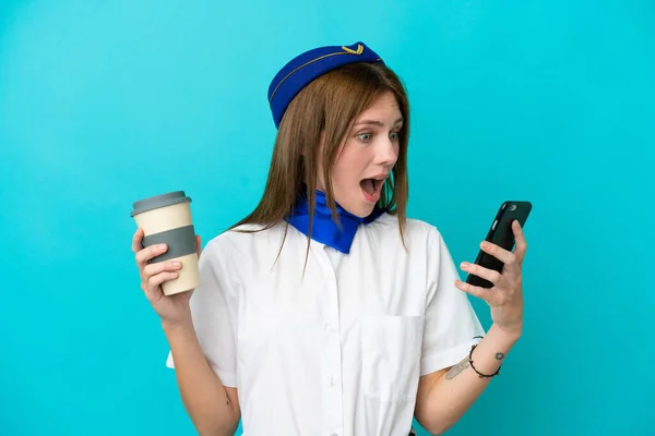 Αεροσυνοδός Αγγλίδα Που Είναι Απομονωμένη Μπλε Φόντο Κρατώντας Καφέ Και — Φωτογραφία Αρχείου