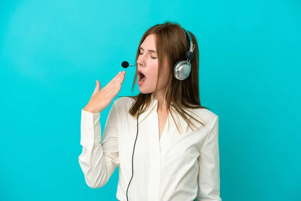 Telemarketer Αγγλίδα Γυναίκα Που Εργάζεται Ακουστικά Απομονωμένα Μπλε Φόντο Χασμουρητό — Φωτογραφία Αρχείου