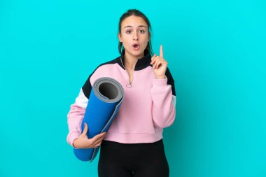 Ukraynalı kadın, elinde paspas tutarak yoga derslerine gidiyor. Çözümün ne olduğunu anlamak için parmağını kaldırıyor.