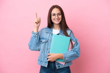 Pembe arka planda izole edilmiş genç Ukraynalı kadın harika bir fikre işaret ediyor.