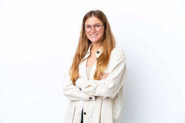 Beyaz arka planda izole edilmiş genç sarışın kadın kollarını ön cephede çapraz tutuyor.