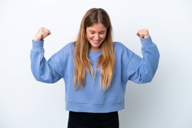Beyaz arka planda izole genç sarışın kadın güçlü bir jest yapıyor.