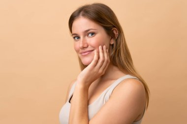 İzotoplu arka planda sarışın güzel bir kadının portresi.