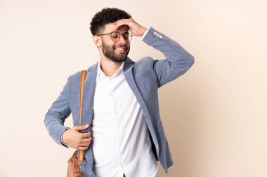 Faslı genç iş adamı bej arka planda izole bir şey fark etti ve çözüme niyetlendi.