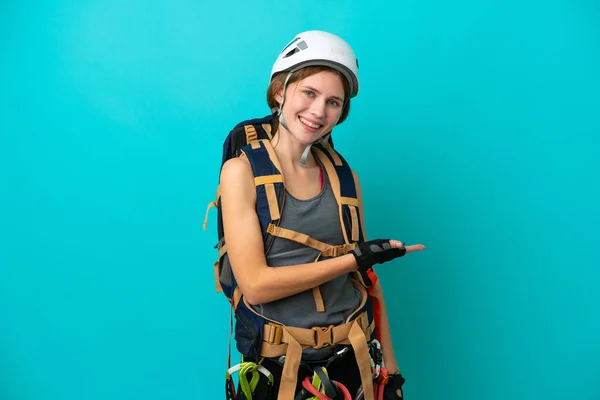 Молодая Английская Альпинистка Изолированная Синем Фоне Представляющая Идею Улыбаясь Сторону — стоковое фото