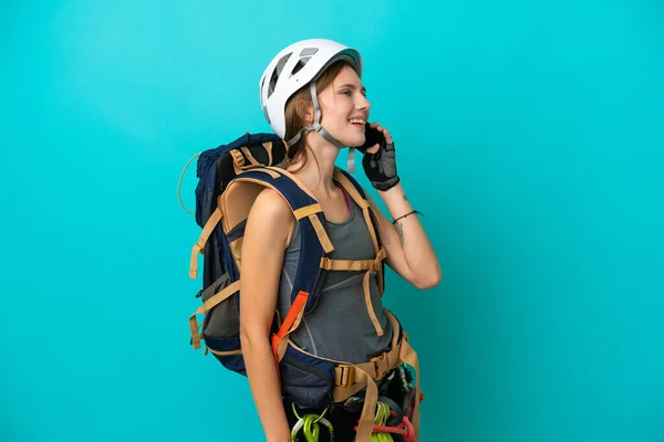 Junge Englische Bergsteigerin Isoliert Auf Blauem Hintergrund Und Unterhält Sich — Stockfoto