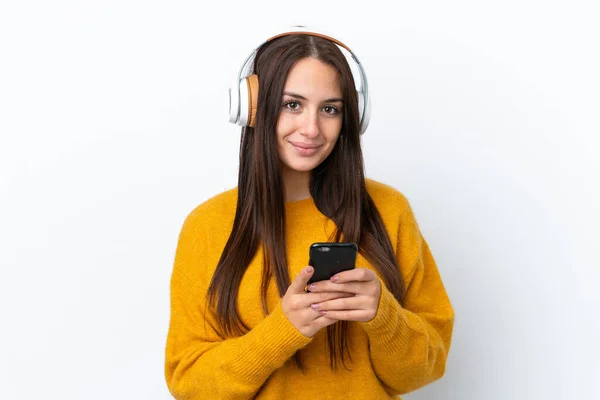 Jovem Ucraniana Isolada Fundo Branco Ouvindo Música Com Celular Olhando — Fotografia de Stock