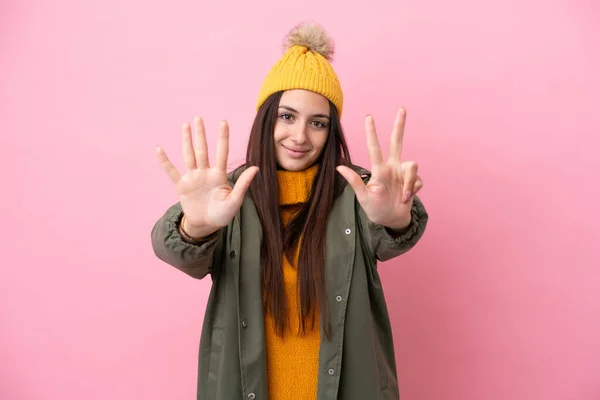 Jovem Ucraniana Usando Casaco Inverno Isolado Fundo Rosa Contando Oito — Fotografia de Stock