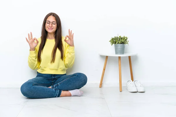 Joven Ucraniana Sentada Suelo Casa Aislada Pared Blanca Pose Zen — Foto de Stock