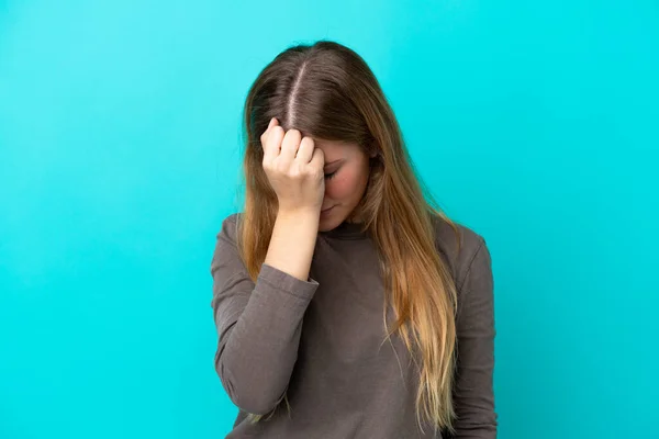 Junge Blonde Frau Isoliert Auf Blauem Hintergrund Mit Kopfschmerzen — Stockfoto