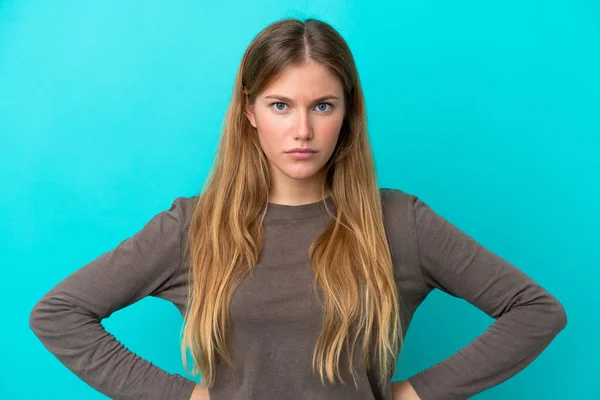 Junge Blonde Frau Isoliert Auf Blauem Hintergrund Wütend — Stockfoto