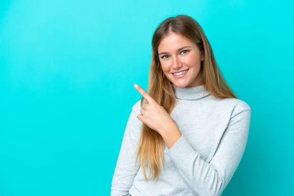 Ung Blond Kvinna Isolerad Blå Bakgrund Pekar Sidan För Att — Stockfoto