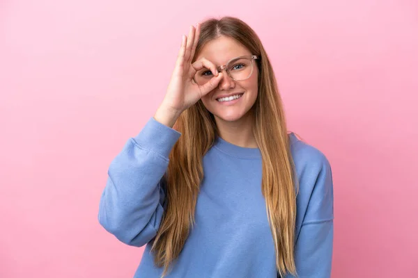 Junge Blonde Frau Isoliert Auf Rosa Hintergrund Mit Brille Mit — Stockfoto