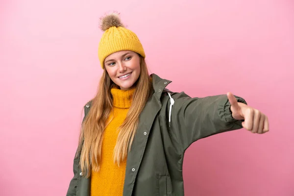 Ung Blond Kvinna Bär Vinter Jacka Isolerad Rosa Bakgrund Ger — Stockfoto