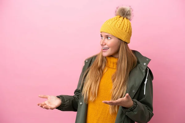 Ung Blond Kvinna Bär Vinter Jacka Isolerad Rosa Bakgrund Med — Stockfoto