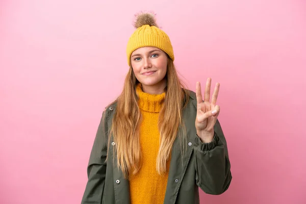 Ung Blond Kvinna Bär Vinter Jacka Isolerad Rosa Bakgrund Glad — Stockfoto