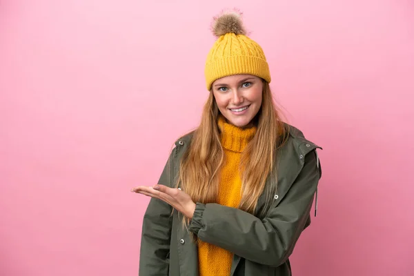 Молодая Блондинка Зимней Куртке Розовом Фоне Представляет Идею Глядя Улыбаясь — стоковое фото