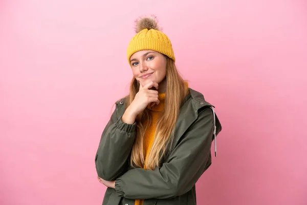 Junge Blonde Frau Trägt Winterjacke Isoliert Auf Rosa Hintergrund Lächelnd — Stockfoto