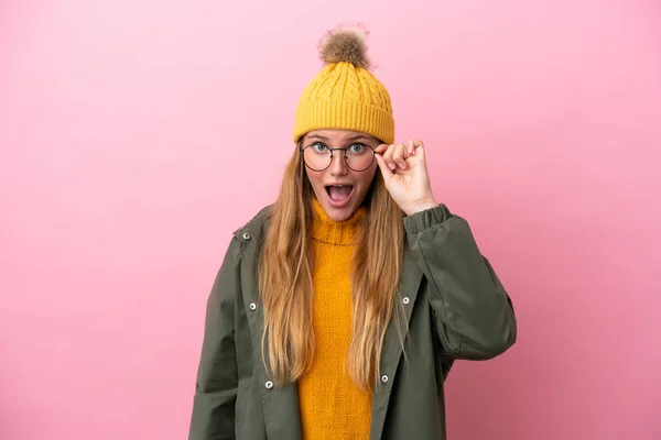Junge Blonde Frau Trägt Winterjacke Isoliert Auf Rosa Hintergrund Mit — Stockfoto