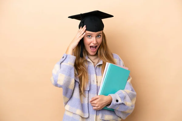 Junge Studentin Mit Überraschendem Gesichtsausdruck Über Isolierten Hintergrund — Stockfoto