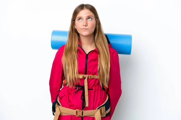 Молодая Альпинистка Большим Рюкзаком Изолированном Белом Фоне Глядя Вверх — стоковое фото