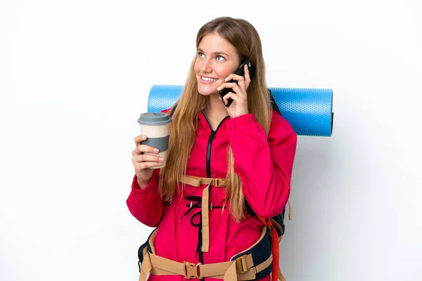 Молодая Альпинистка Большим Рюкзаком Изолированном Белом Фоне Кофе Руках Мобильным — стоковое фото