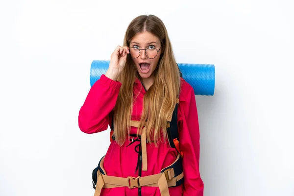 Молодая Альпинистка Большим Рюкзаком Изолированном Белом Фоне Очках Удивлена — стоковое фото