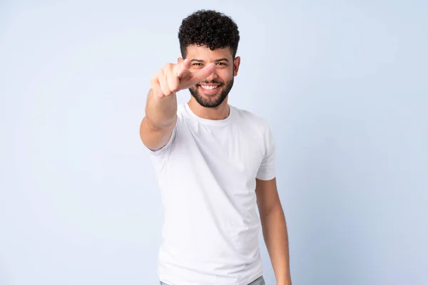 Ung Marockansk Man Isolerad Blå Bakgrund Frustrerad Och Pekar Framsidan — Stockfoto