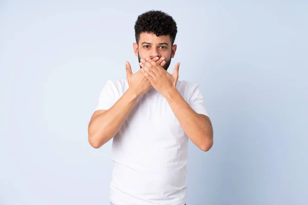 Ung Marockansk Man Isolerad Blå Bakgrund Täcker Munnen Med Händerna — Stockfoto