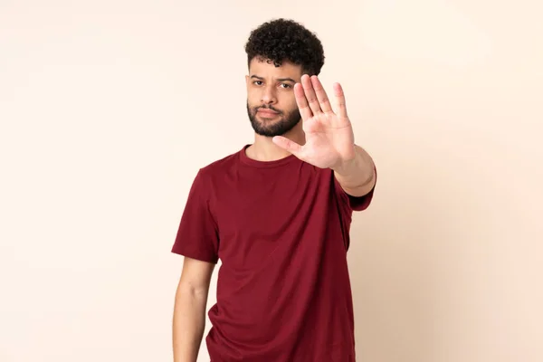 Jovem Marroquino Isolado Fundo Bege Fazendo Parar Gesto — Fotografia de Stock