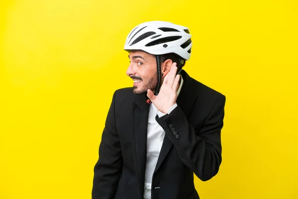 Homme Affaires Caucasien Avec Casque Vélo Isolé Sur Fond Jaune — Photo