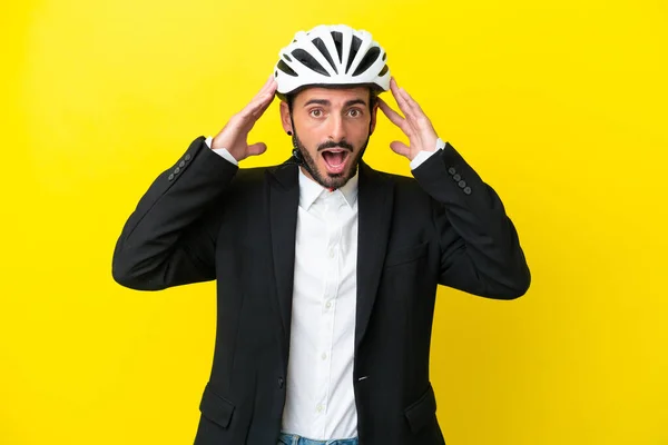 Homem Caucasiano Negócios Com Capacete Bicicleta Isolado Fundo Amarelo Com — Fotografia de Stock