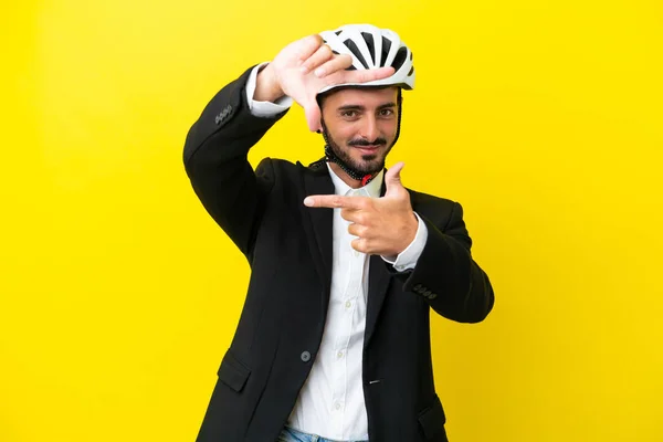 Homme Affaires Caucasien Avec Casque Vélo Isolé Sur Fond Jaune — Photo