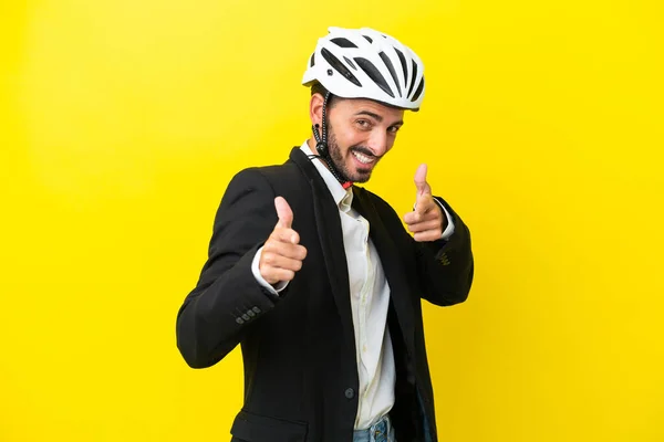 Homme Affaires Caucasien Avec Casque Vélo Isolé Sur Fond Jaune — Photo