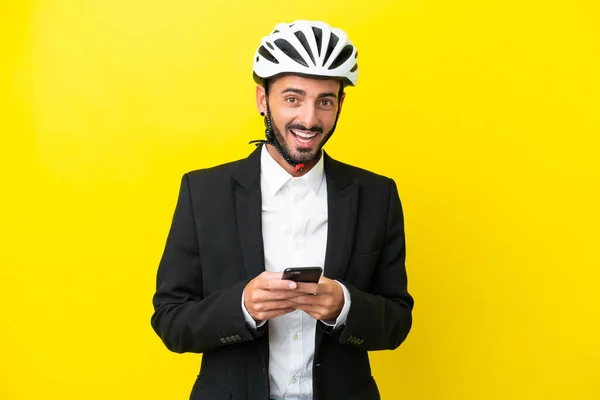 Homme Affaires Caucasien Avec Casque Vélo Isolé Sur Fond Jaune — Photo
