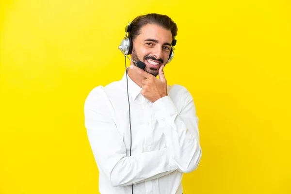 Telemarketer Kaukasischen Mann Arbeitet Mit Einem Headset Isoliert Auf Gelbem — Stockfoto