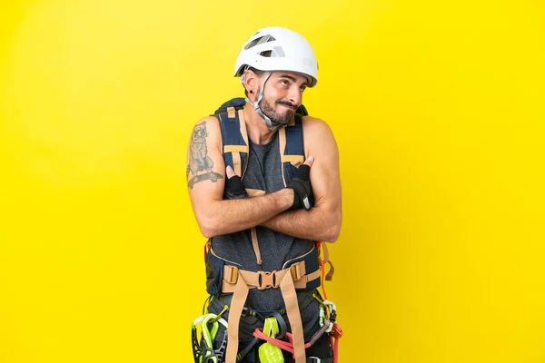 Jonge Kaukasische Bergbeklimmer Man Geïsoleerd Gele Achtergrond Het Maken Van — Stockfoto