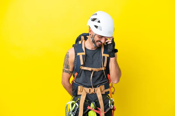 Młody Biały Alpinista Człowiek Odizolowany Żółtym Tle Śmiech — Zdjęcie stockowe