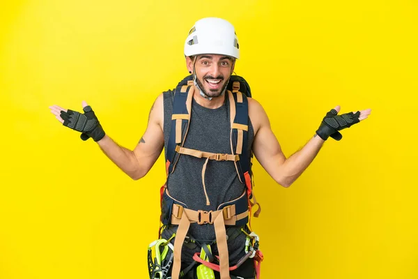 Ung Kaukasisk Bergsklättrare Man Isolerad Gul Bakgrund Med Chockad Ansiktsuttryck — Stockfoto