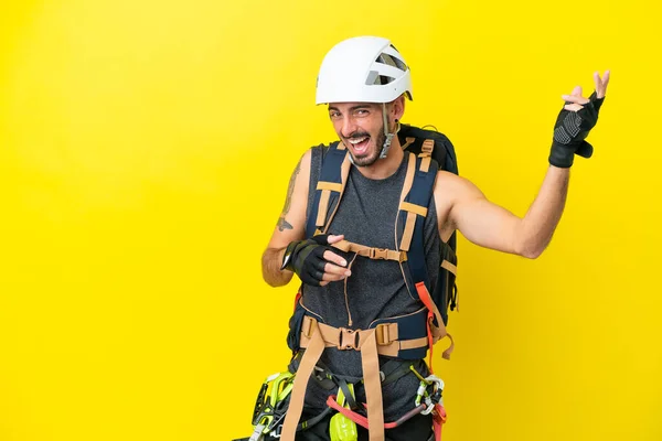 Junger Kaukasischer Bergsteiger Isoliert Auf Gelbem Hintergrund Und Macht Gitarrengeste — Stockfoto