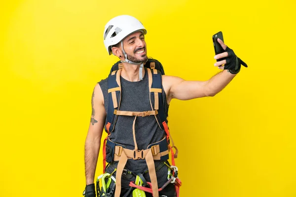 Ung Kaukasisk Bergsklättrare Man Isolerad Gul Bakgrund Gör Selfie — Stockfoto