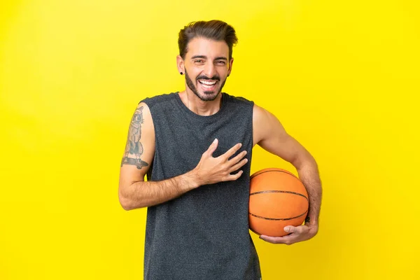 Guapo Joven Jugador Baloncesto Hombre Aislado Sobre Fondo Amarillo Sonriendo —  Fotos de Stock