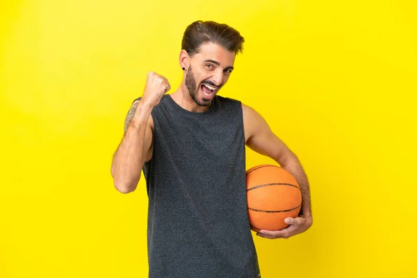 Pemuda Pemain Basket Tampan Yang Terisolasi Dengan Latar Belakang Kuning — Stok Foto