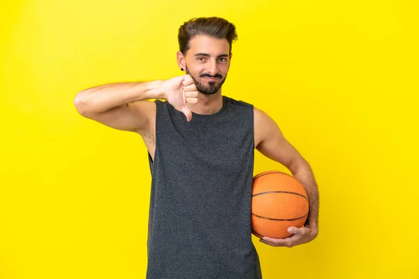Guapo Joven Jugador Baloncesto Hombre Aislado Fondo Amarillo Que Muestra —  Fotos de Stock