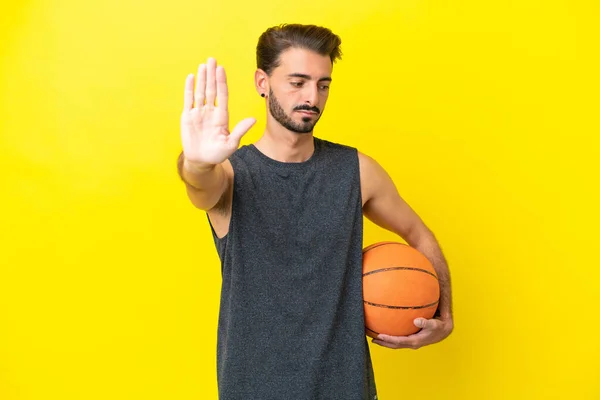 Guapo Joven Jugador Baloncesto Hombre Aislado Sobre Fondo Amarillo Haciendo — Foto de Stock