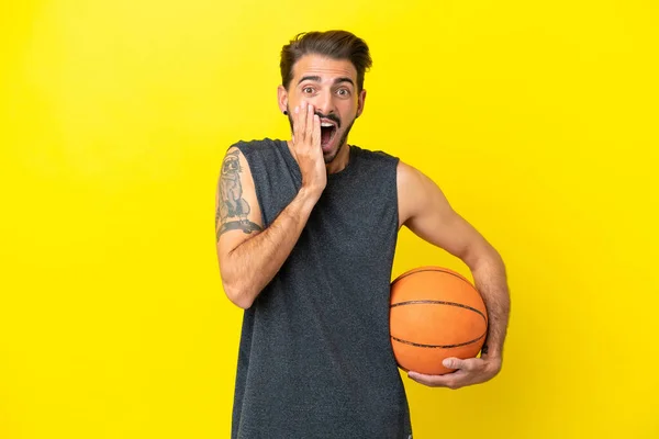 Guapo Joven Jugador Baloncesto Hombre Aislado Sobre Fondo Amarillo Con —  Fotos de Stock